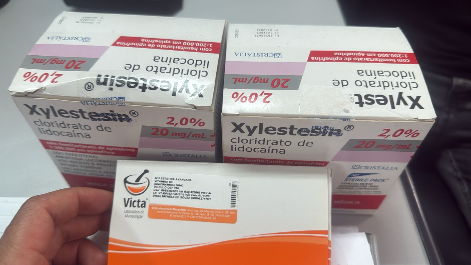 Biomédica é presa após polícia encontrar ampolas vencidas em clínica de estética