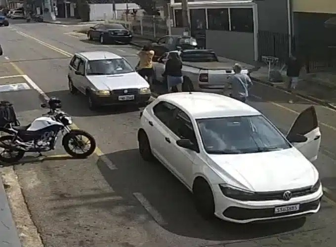 Criança é atropelada após sair do carro e correr para a rua em Vinhedo 