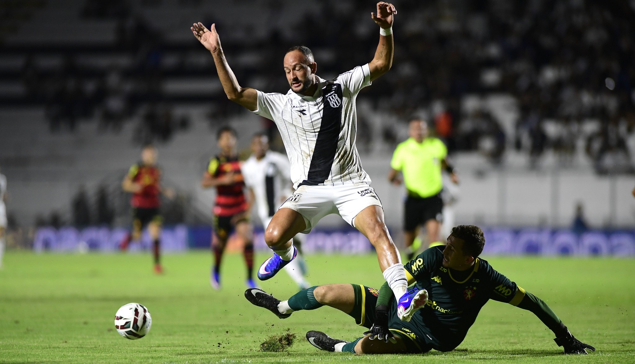 De virada, Ponte Preta perde para o Sport e volta para o Z4 da Série B