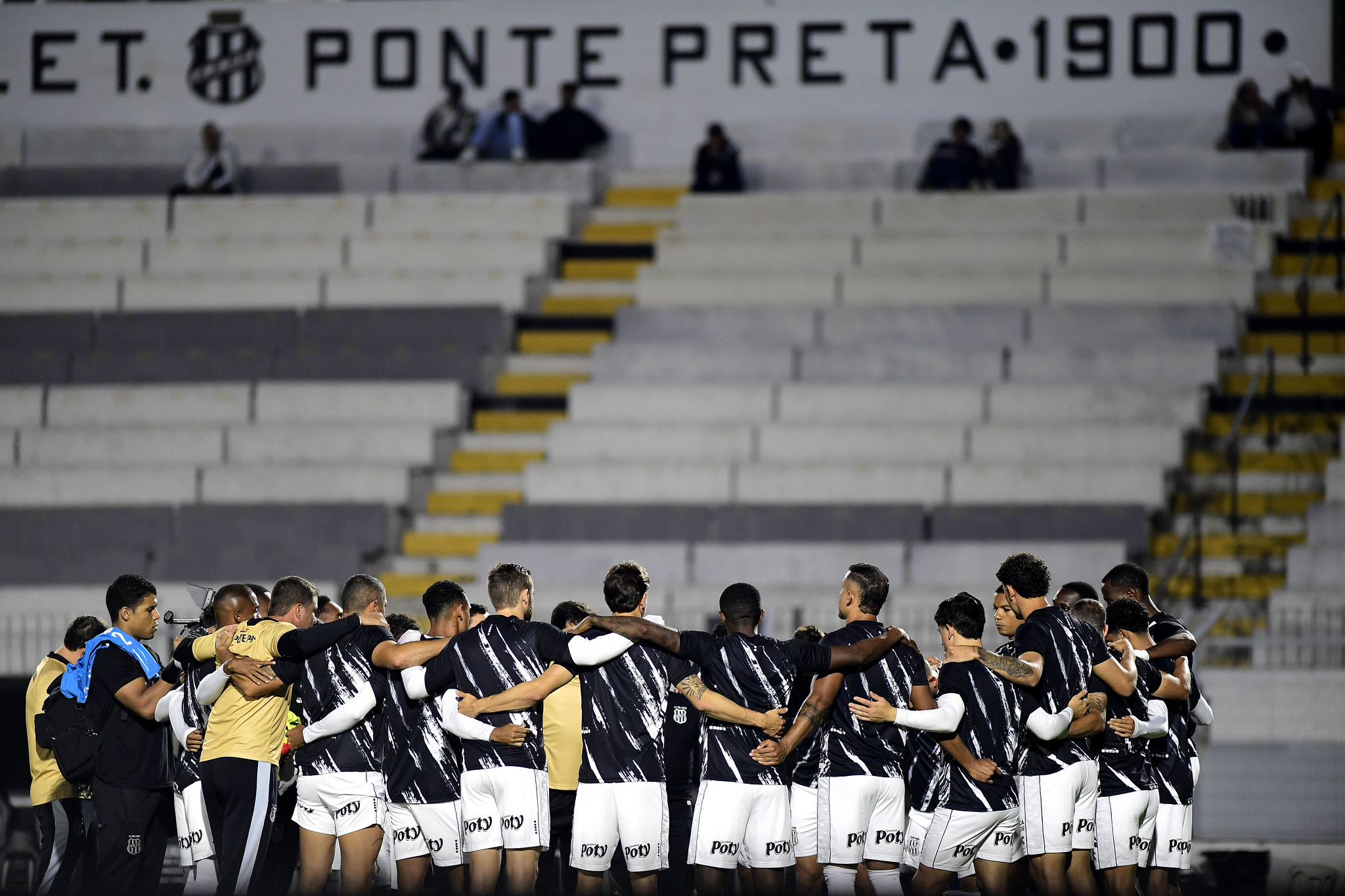 Jogadores pedem para sair e Ponte Preta vive momento tenso antes do jogo contra o CRB