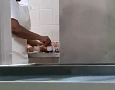 Mulher é demitida após ser flagrada passando geleia no pão com a mão no Hospital Mário Gatti