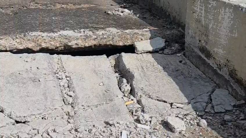 Pedestres relatam risco em calçada de ponte da Avenida Amoreiras em Campinas