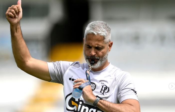 Rodrigo Santana entrega o cargo de treinador da Ponte Preta