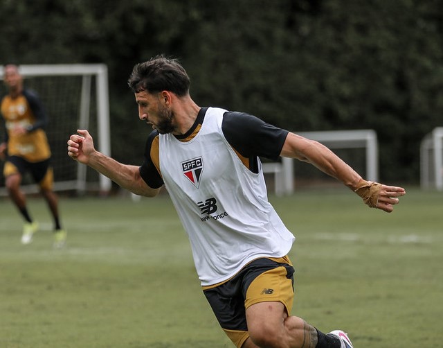 Dorival Júnior tenta encontrar substituto de Calleri para enfrentar o Santos