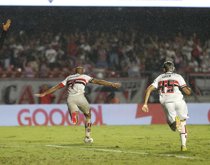 Lucas Moura passa por cirurgia em São Paulo após lesão no tendão