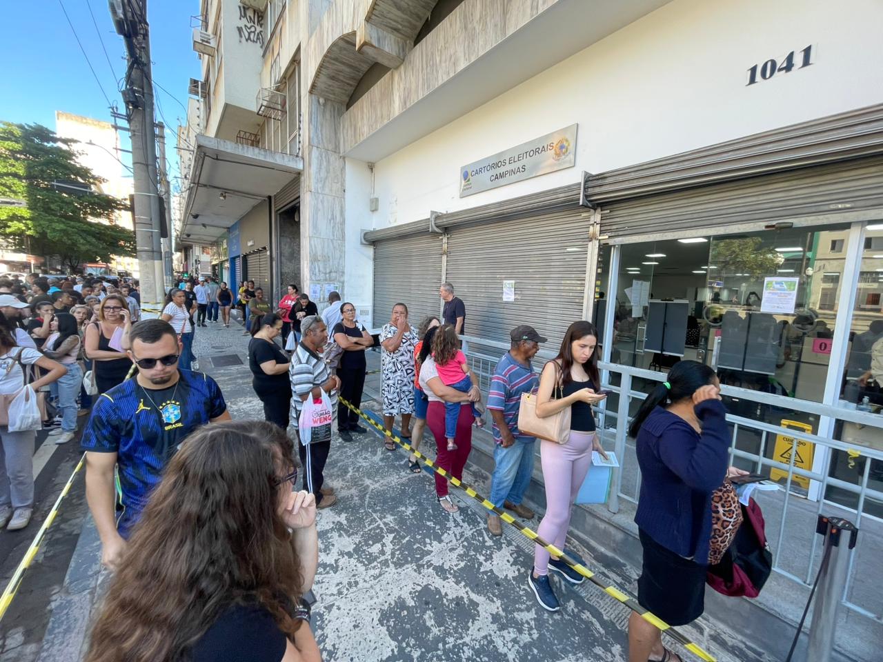 Fim do prazo: eleitores dobram quarteirão em fila para regularizar título em Campinas