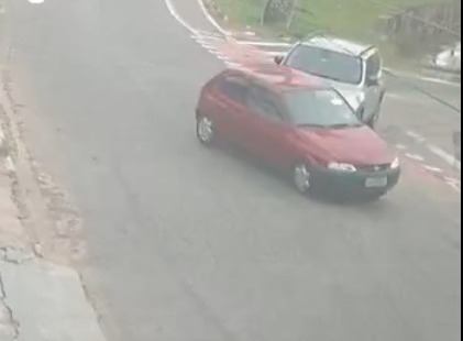 Motorista perde controle após batida e carro cai em córrego em Vinhedo 