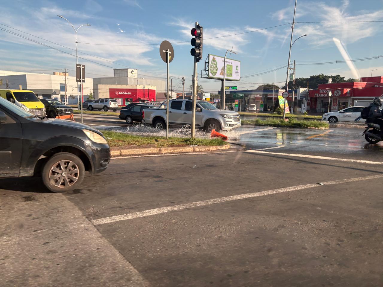 Galeria entope e provoca vazamento de água na JB Dunlop; via ficou congestionada pela manhã
