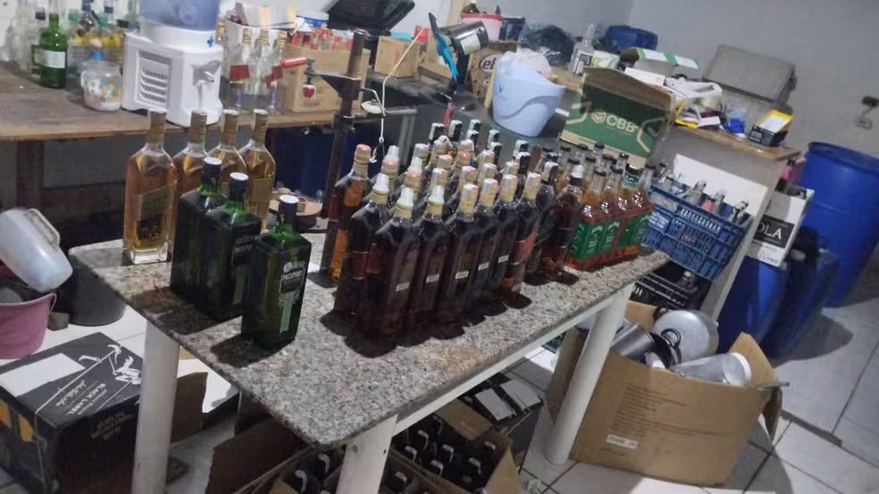 Mulher é presa por esquema de falsificação de bebidas alcoólicas em Sumaré