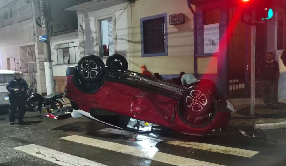 Acidente no Centro de Mogi Mirim deixa motorista ferida após capotamento 
