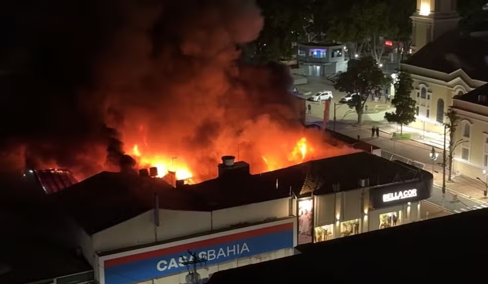 Investigação deve apontar causa de incêndio que destruiu loja em Santa Bárbara d'Oeste