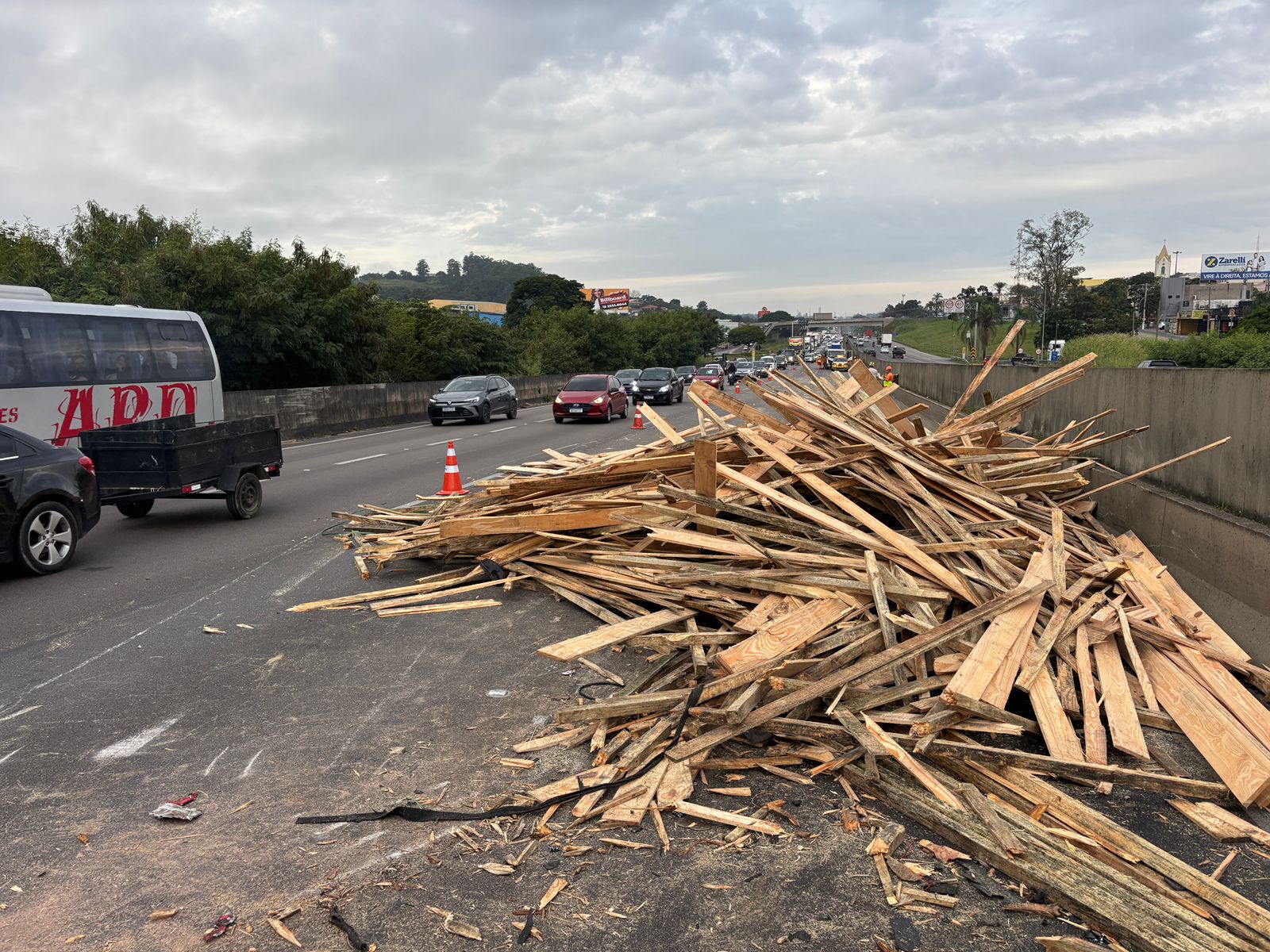 Engavetamento e tombamento de caminhão causam lentidão na Anhanguera em Louveira