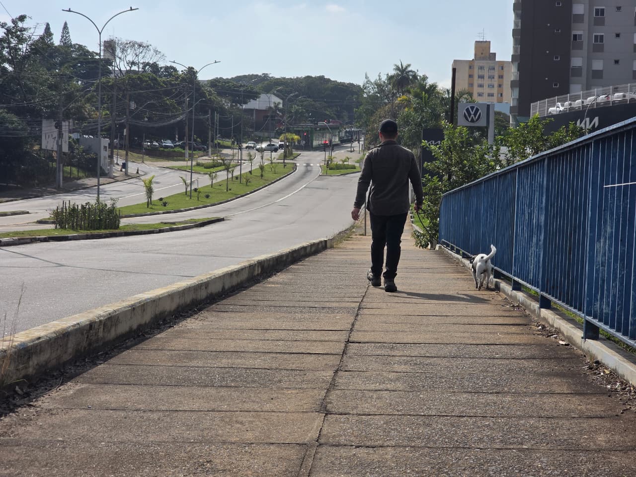 Pedestres relatam risco em calçada de ponte da Avenida Amoreiras em Campinas