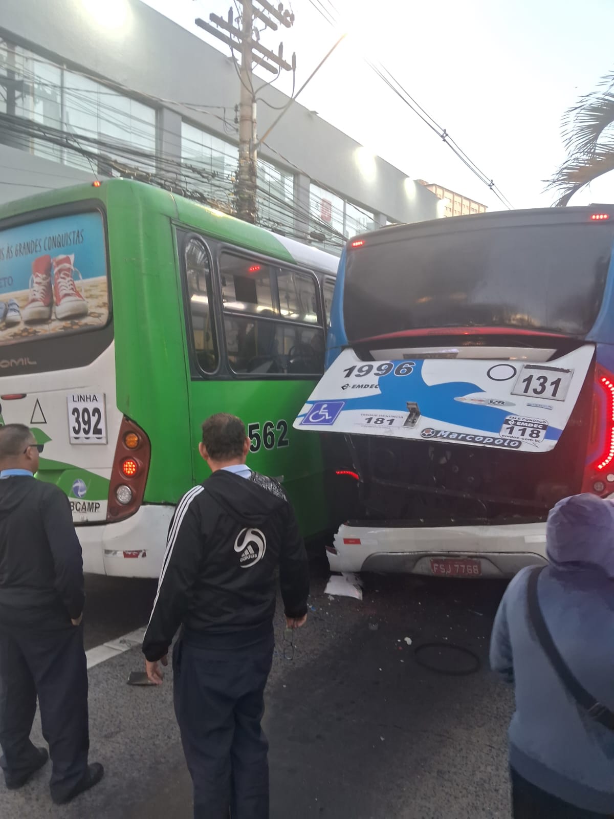 Dois ônibus colidem em frente à Prefeitura de Campinas