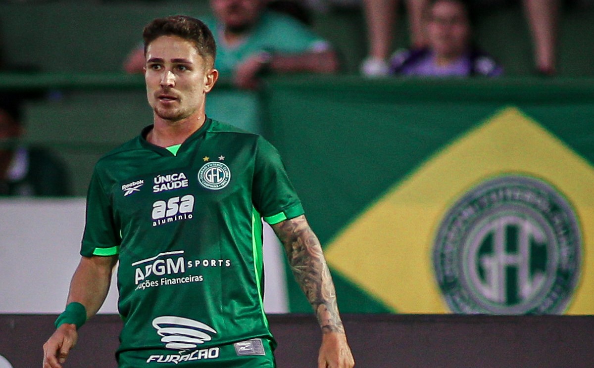 Renan Castro celebra bom momento defensivo do Guarani na Série C