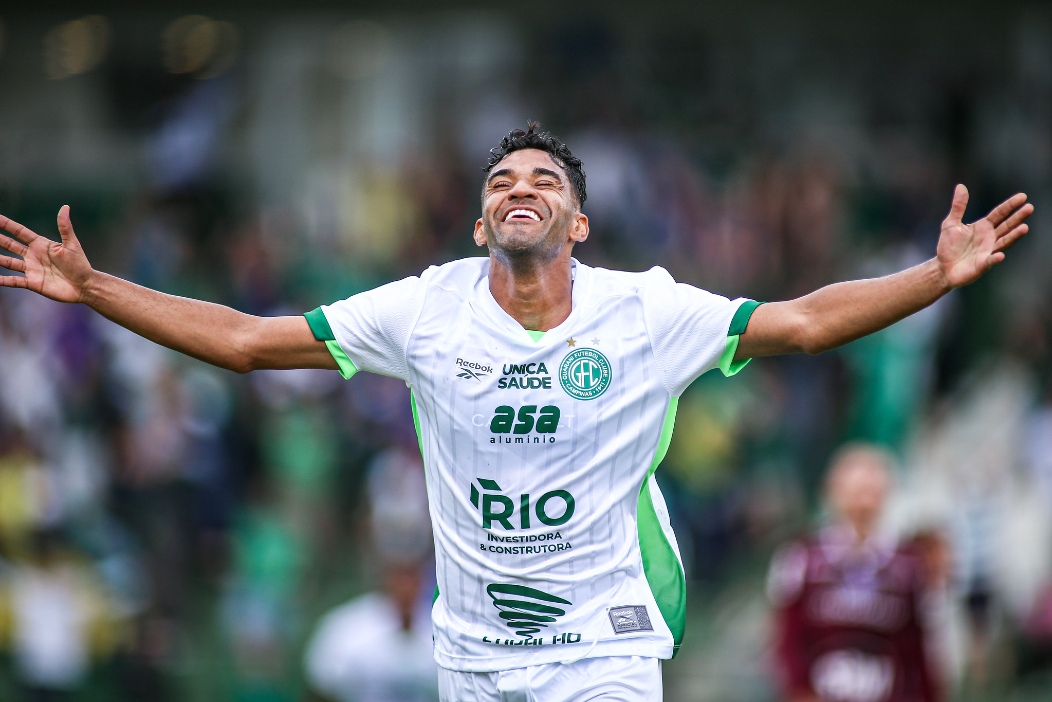 Isaque celebra bom momento com a camisa do Guarani