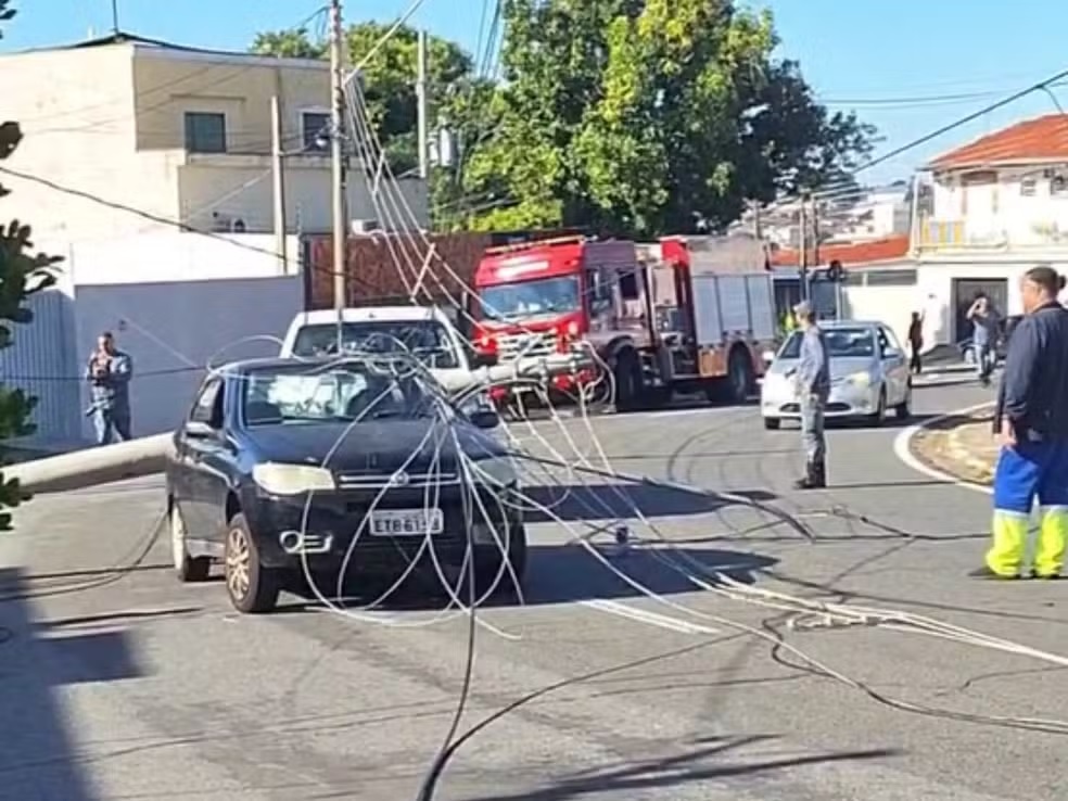 Queda de poste deixa dois motoristas presos dentro de carros em Campinas