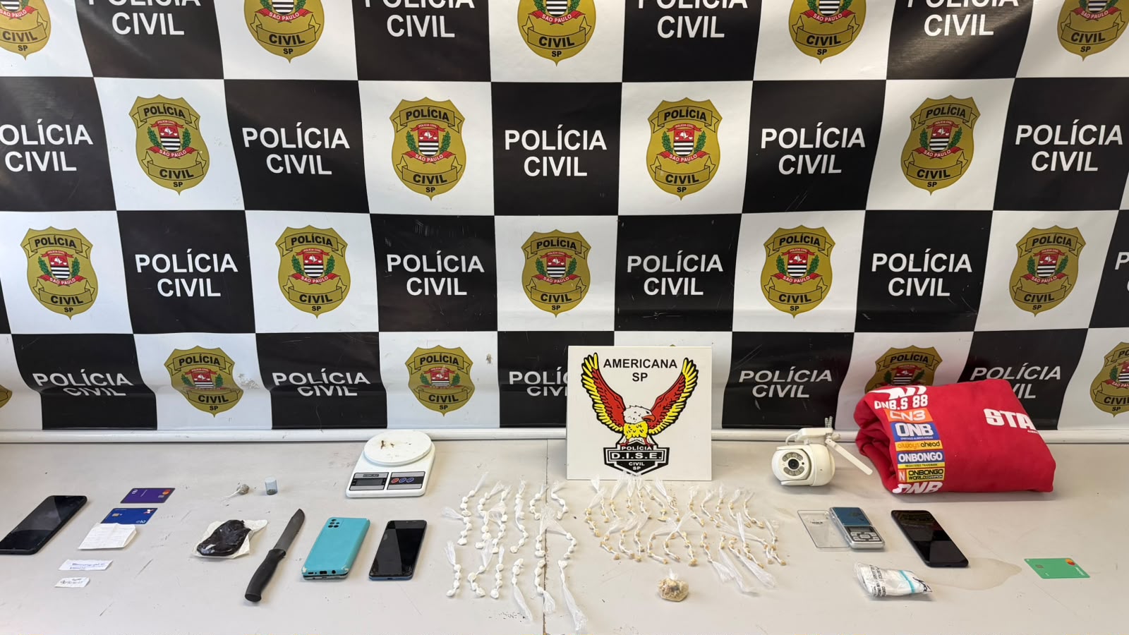 Operação contra tráfico prende quatro e apreende drogas em condomínios de Americana