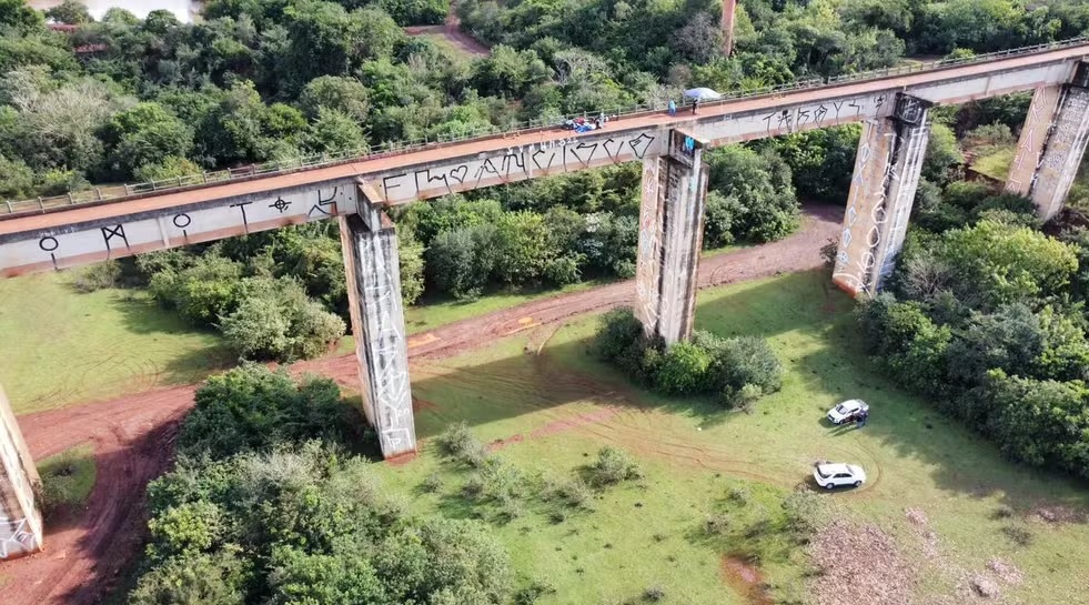 Polícia busca identificar nova testemunha em caso de jovem lançada sem cordas