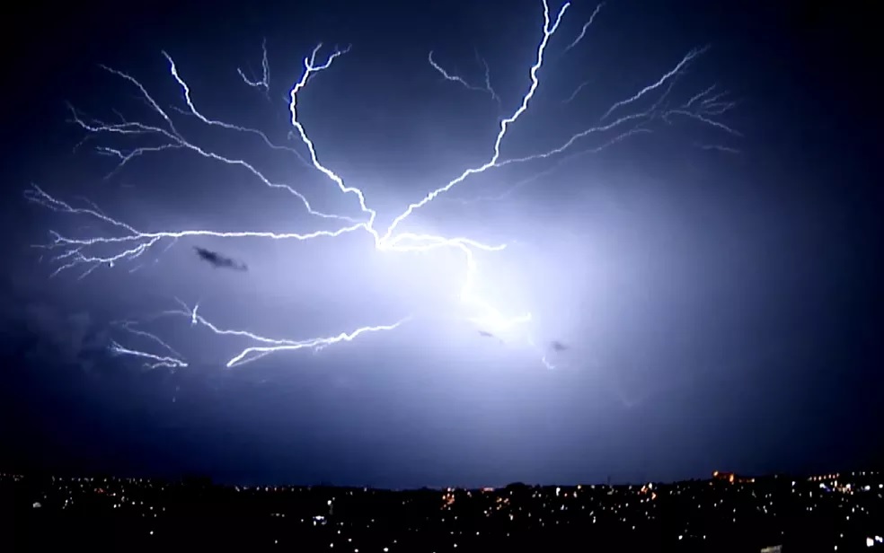 Alta concentração de raios marca tempestade que atingiu Campinas na madrugada deste sábado