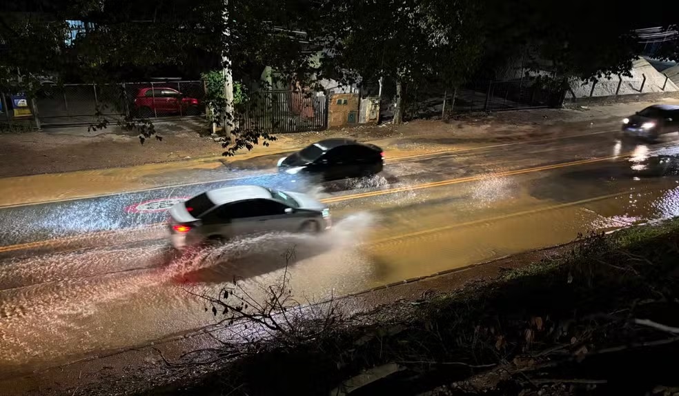 Rompimento de adutora deixa rodovia alagada em Valinhos