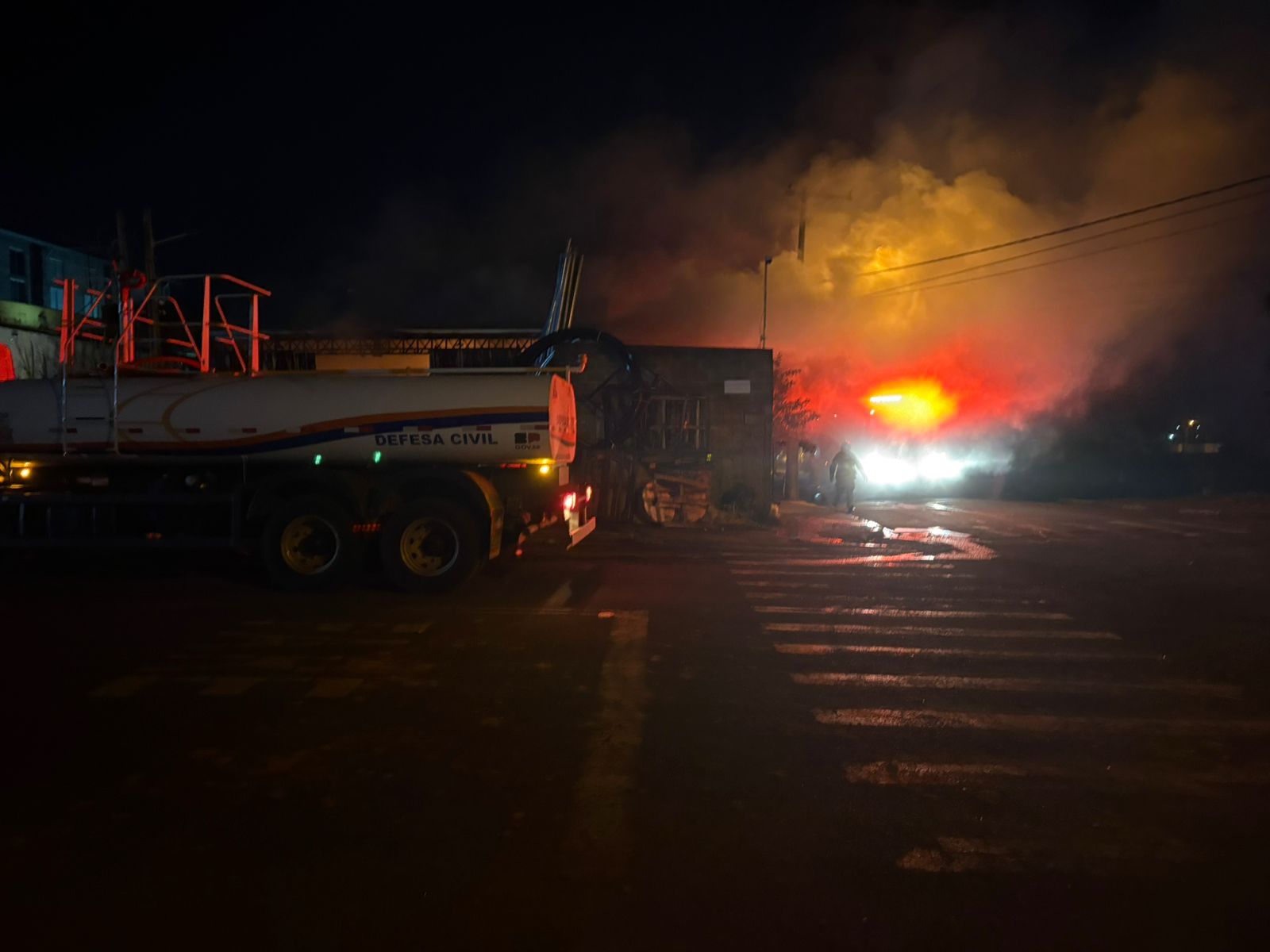 Incêndio atinge barracão industrial e mobiliza equipes de emergência em Artur Nogueira 