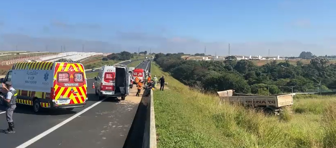 Carreta cai em ribanceira na Rodovia dos Bandeirantes e deixa um morto em Hortolândia