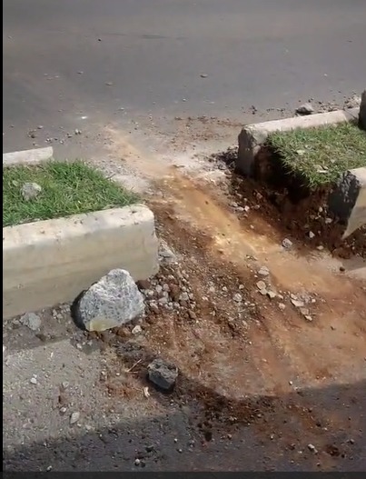 Homem é flagrado quebrando meio-fio com marreta em Sumaré