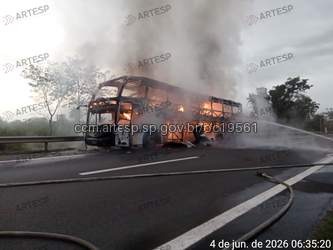 Ônibus pega fogo após falha elétrica e interdita trecho da SP-340 em Casa Branca 