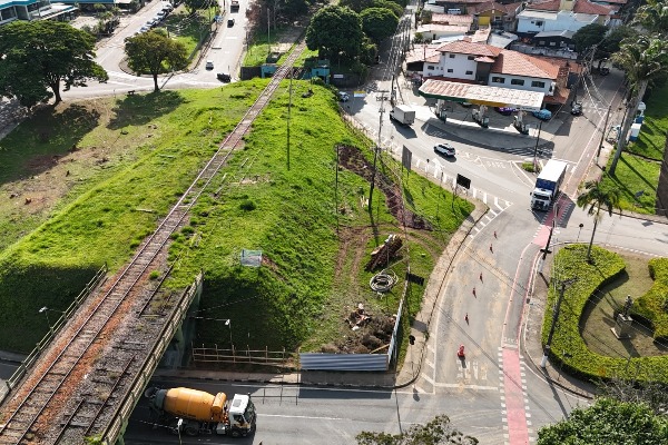 Obras do Trem Intercidades avançam com construção de viaduto ferroviário em Vinhedo 
