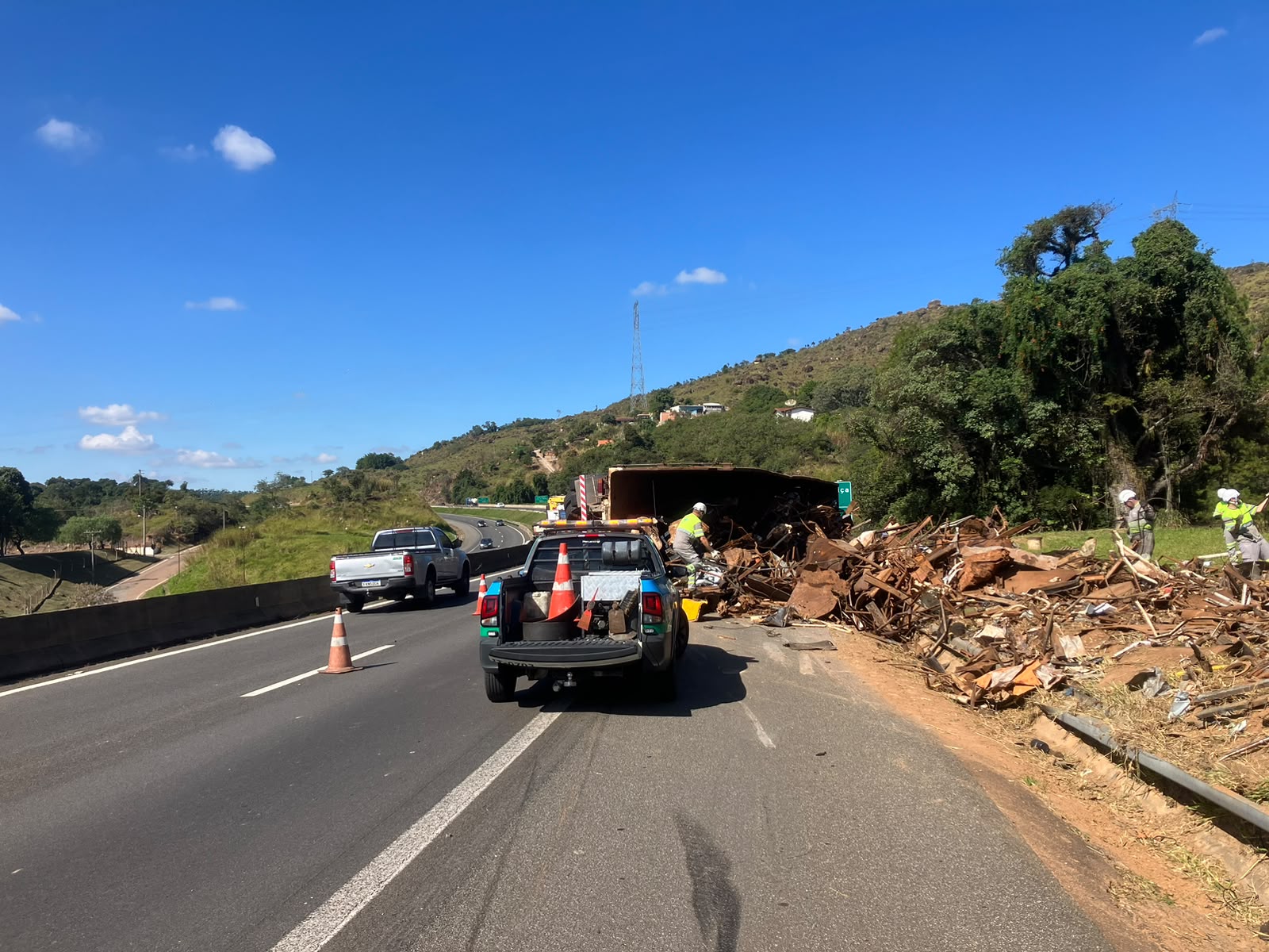 Caminhão com carga de sucata tomba na D.Pedro I e provoca lentidão em Valinhos