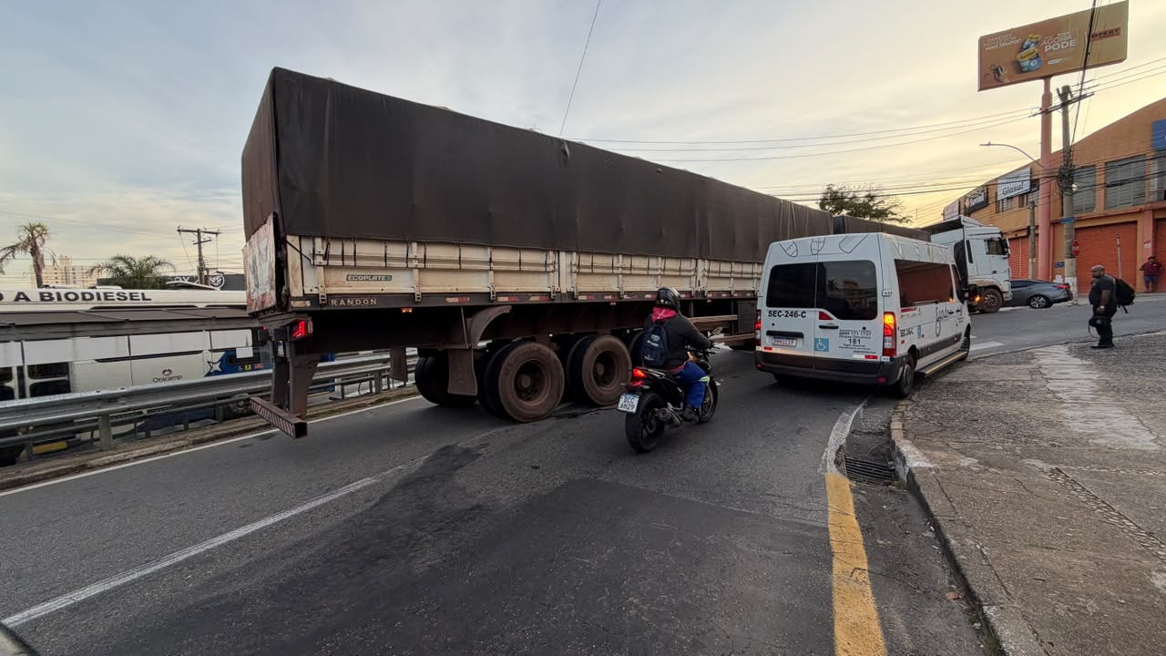 Carreta bitrem tem problema mecânico, trava e impacta Prestes Maia e Santos Dumont em Campinas  