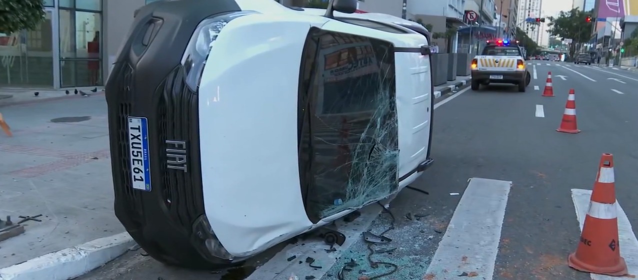 Veículo capota após colisão no Centro de Campinas