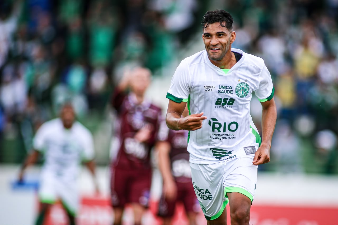 Guarani vence Caxias no Brinco e mantém liderança na Série C