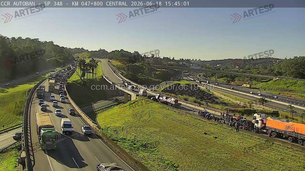 Pistas liberadas: Engavetamento com carreta e seis carros bloqueou a Bandeirantes em Jundiaí