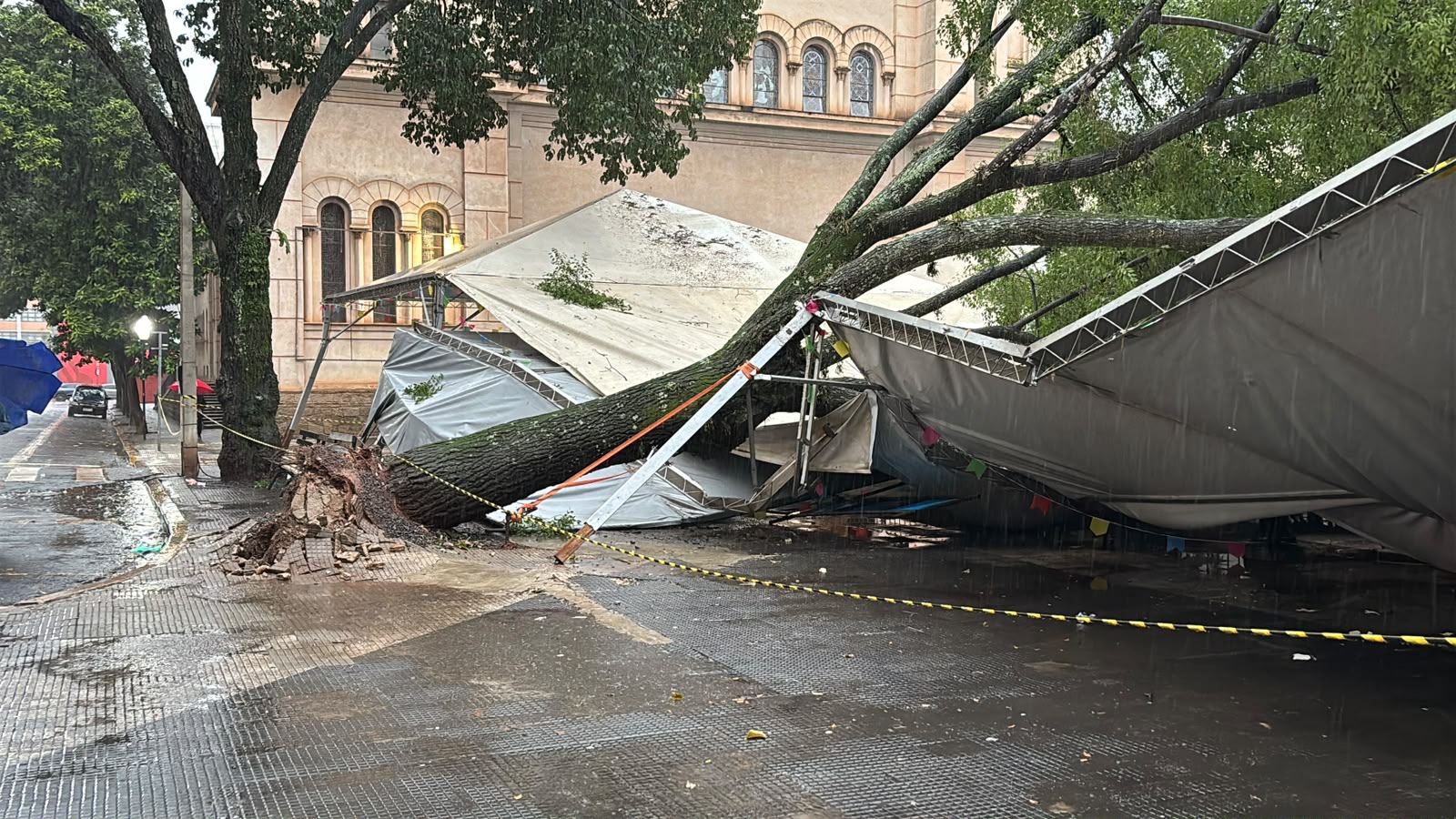 Árvore cai sobre tenda na Praça da Catedral após chuva em Piracicaba