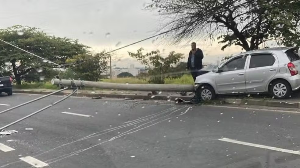 Carro atinge poste e interdita faixa da Avenida Lix da Cunha, em Campinas 