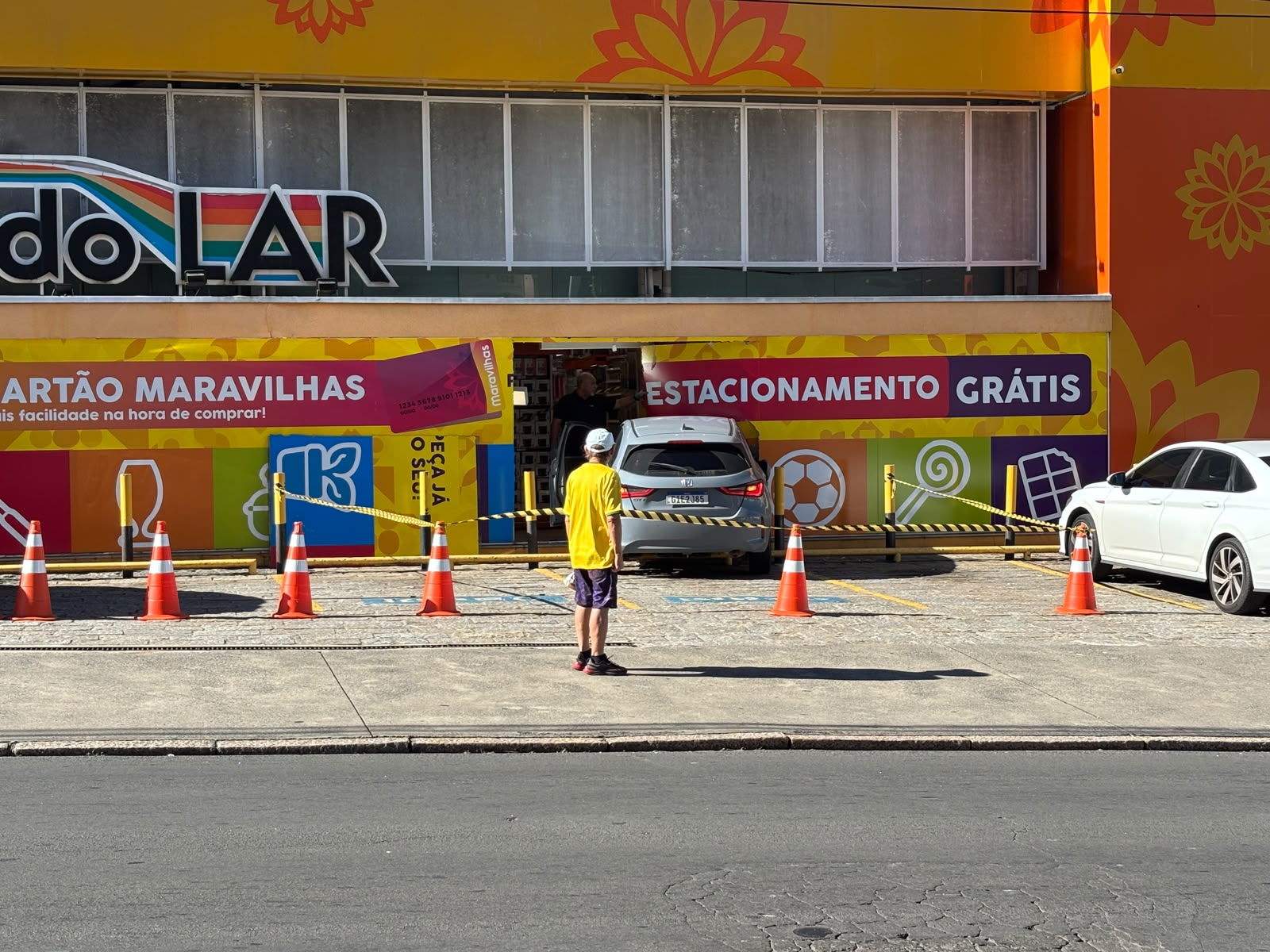 Motorista invade loja na Av Barão de Itapura em Campinas