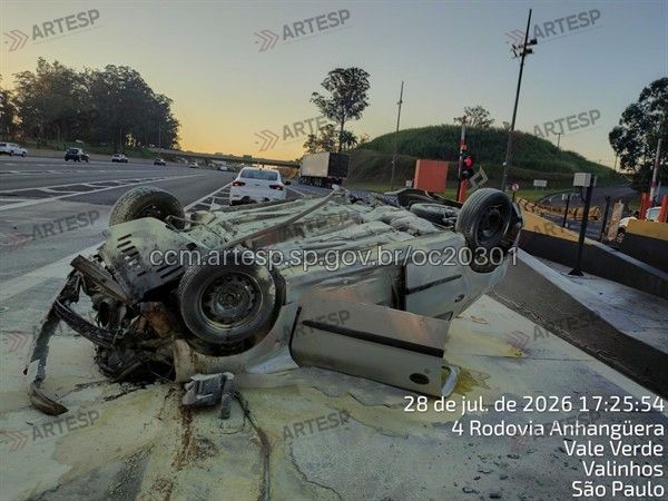 Motorista fica gravemente ferido após carro capotar em praça de pedágio da Anhanguera, em Valinhos 