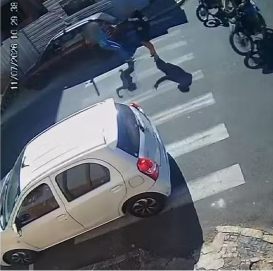 Idosa quebra o braço após ser empurrada durante briga de trânsito em Itapira; agressão foi filmada