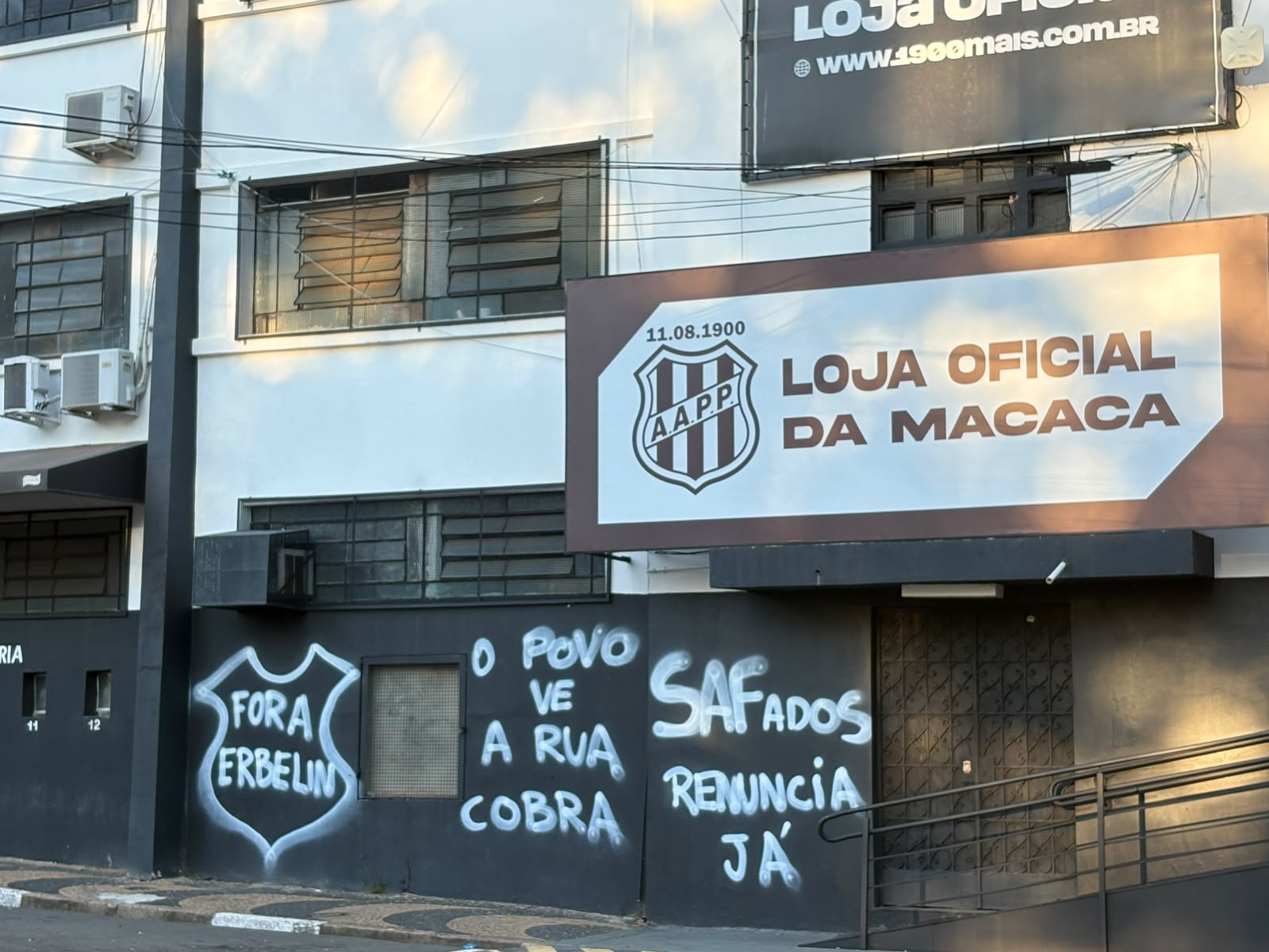 Muros do Majestoso são pichados com críticas à diretoria da Ponte Preta