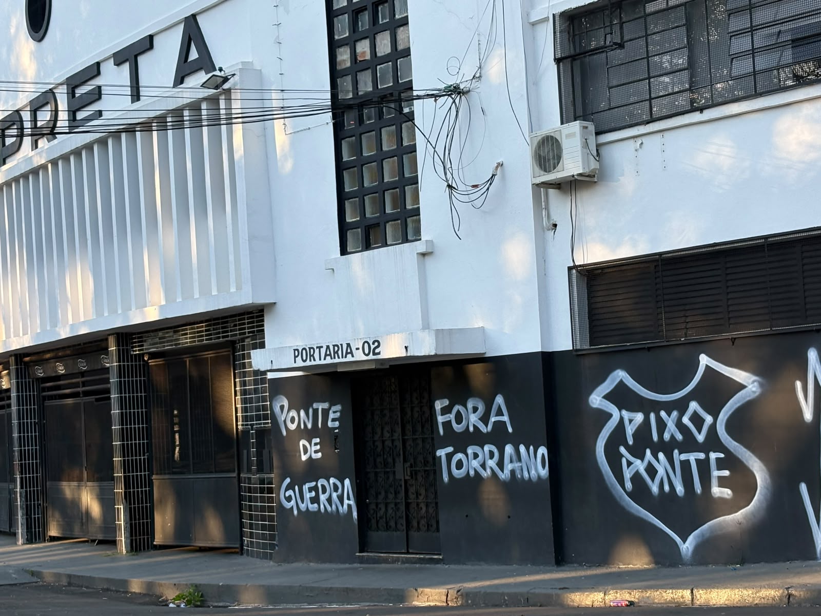 Muros do Majestoso são pichados com críticas à diretoria da Ponte Preta