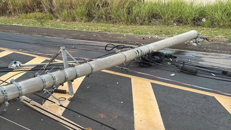 Carro derruba três postes e deixa trecho sem energia em Piracicaba; motorista ficou ferido 
