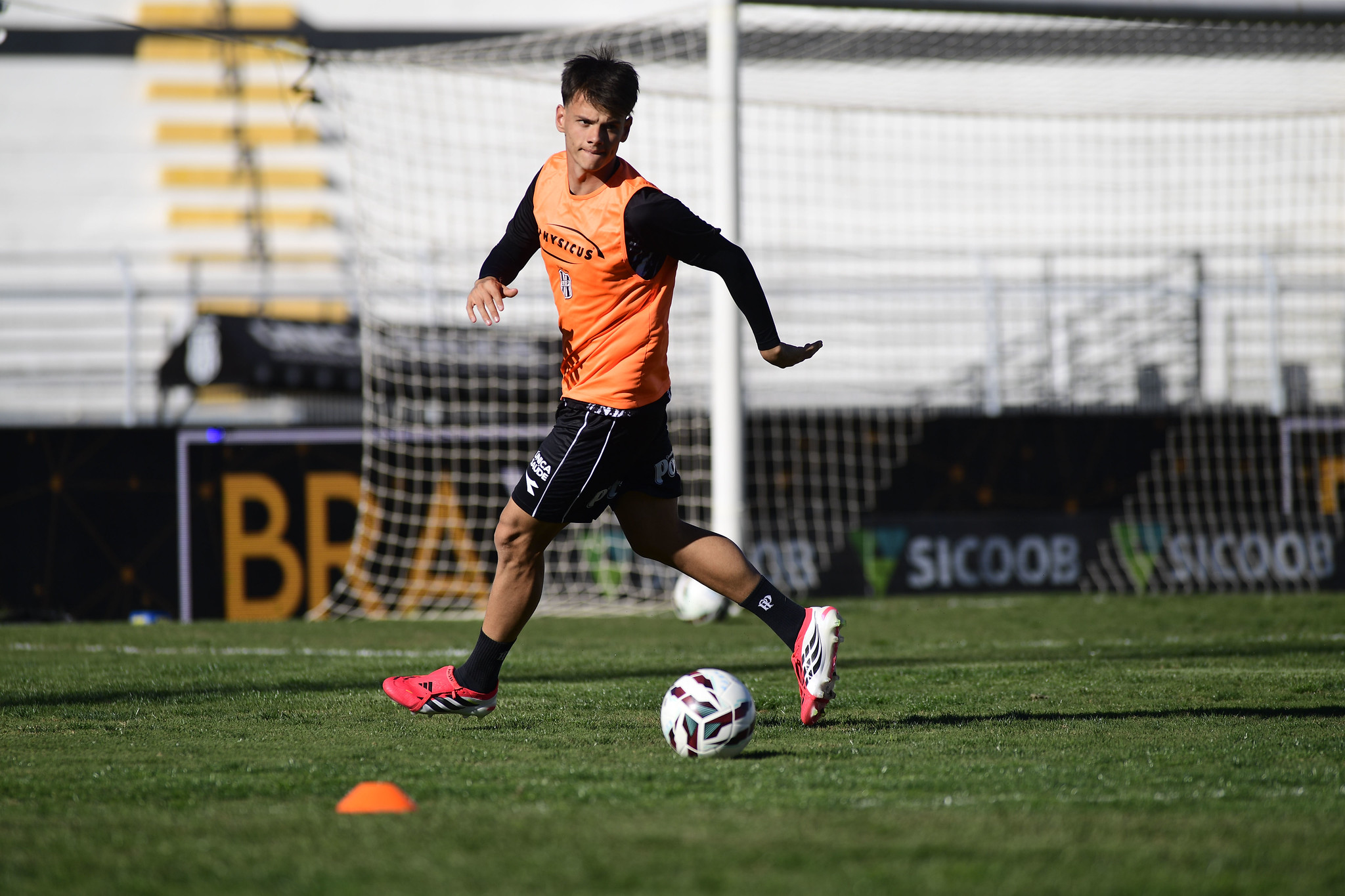 Ponte Preta renova contrato com o zagueiro Diego Leão