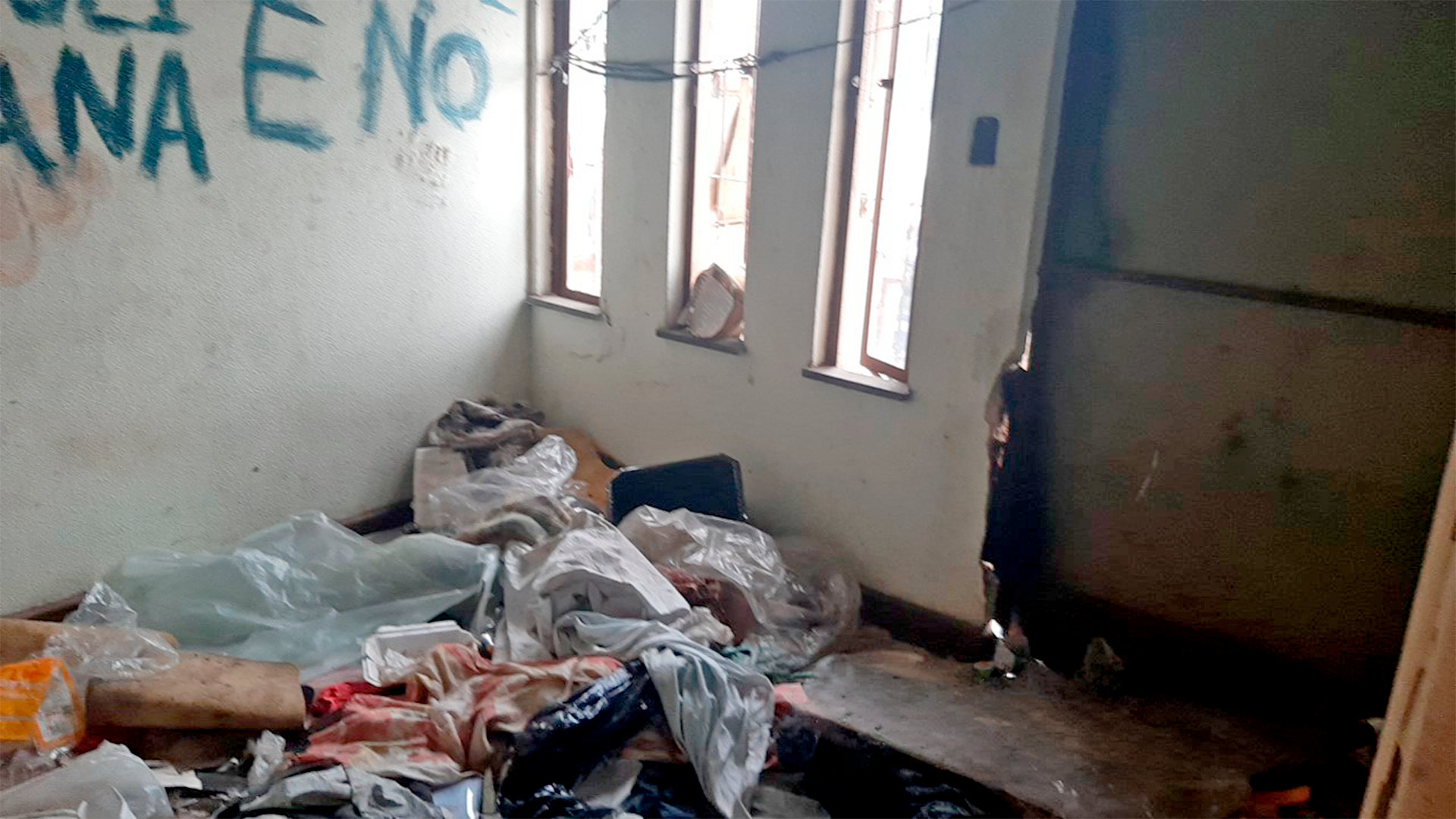 Prefeitura realiza limpeza de imóvel abandonado na região da Capela, em Mogi Guaçu