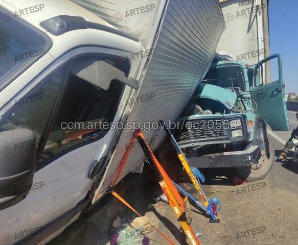 Colisão entre dois caminhões deixa três feridos na Anhanguera, em Vinhedo 