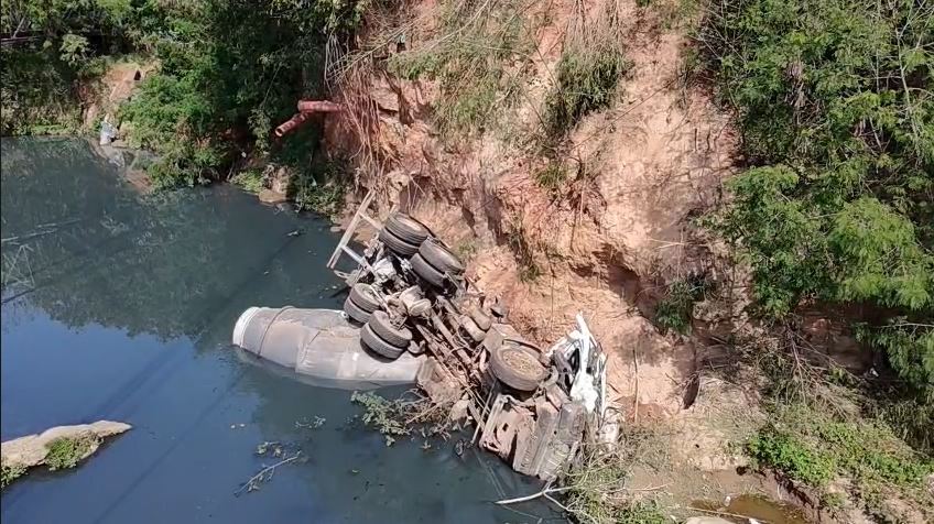 Caminhão carregado com concreto tomba e cai em ribeirão na Rodovia Adhemar de Barros, em Campinas