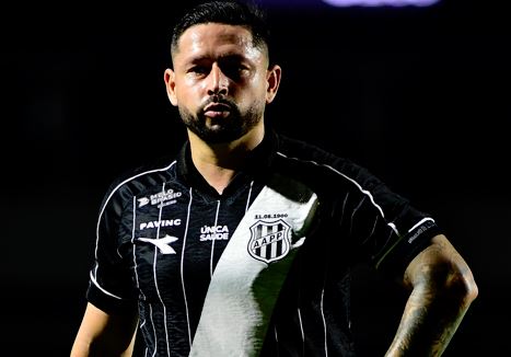 Em publicação nas redes sociais, Elvis confirma lesão grave no joelho
