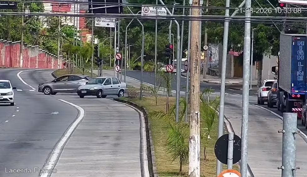 Motoristas são flagrados fazendo conversões proibidas em cruzamento da Avenida das Amoreiras, em Campinas