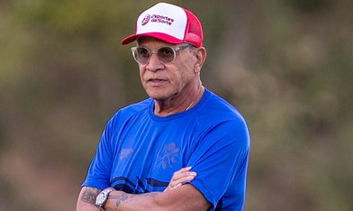Técnico Hélio dos Anjos tem problemas para definir o meio-campo do Náutico contra a Ponte